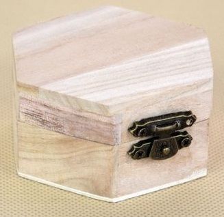 Dřevěná krabička s kováním,šestihran 6,5x6,5x4cm