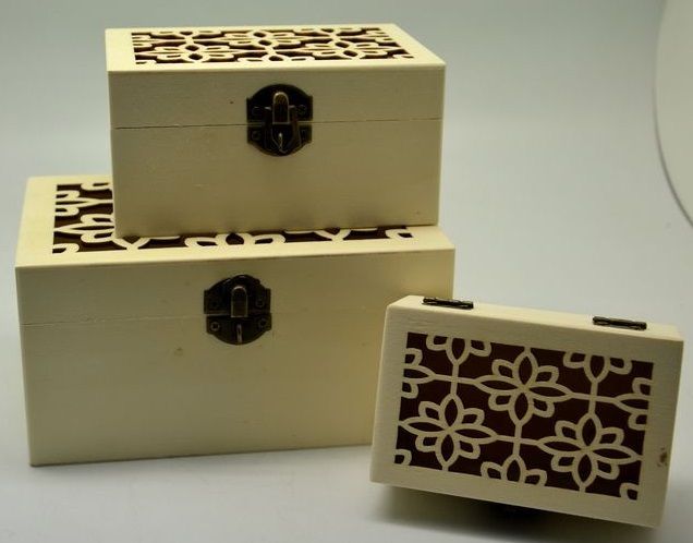 Vyřezávaná dřevěná krabička s kováním 1ks