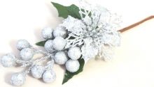 Dekorace umělá větvička stříbrná Vánoční růže glitr a bobule 29cm - 1ks