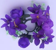 Květinový umělý fialový věneček / věneček na svíčku 12cm