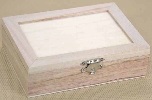 Dřevěná krabička s rámečkem a kováním 140x100x38mm